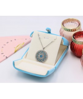 Collier traditionnel et ses perles blanches et turquoises
